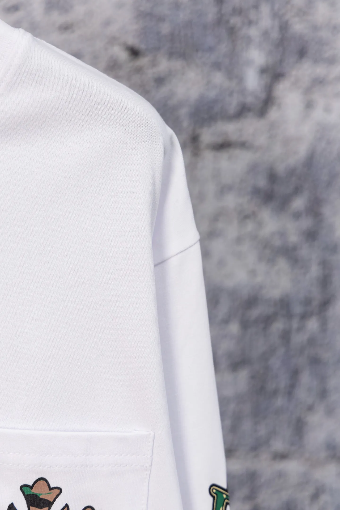 P190 Chrome Hearts CH Chrome Hearts Arm Camouflage Letters Large Logo Pocket Long Sleeve T-shirt Made of 300 grams of pure cotton fabric Threads are encrypted in the same color as the cylinder. The color is the same. Buy with confidence. The workmanship details are to the extreme, different from ordinary products in the market. White ink direct-jet printing high-temperature technology. Large factory flow workmanship. Double-line hemming production. Machine washable. High temperature resistance. Imported pigments will not fall off. Color: black white. Size: S—